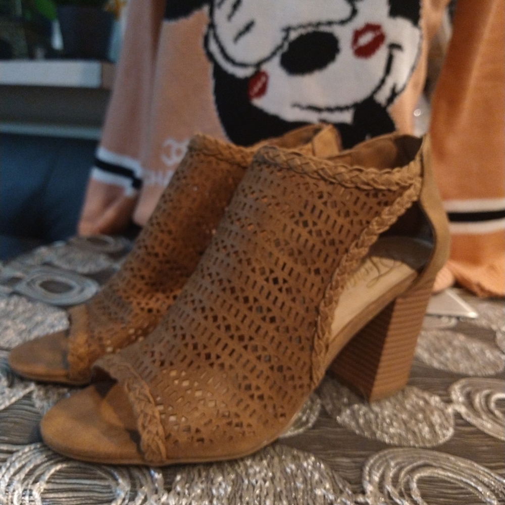 New sandals size 8